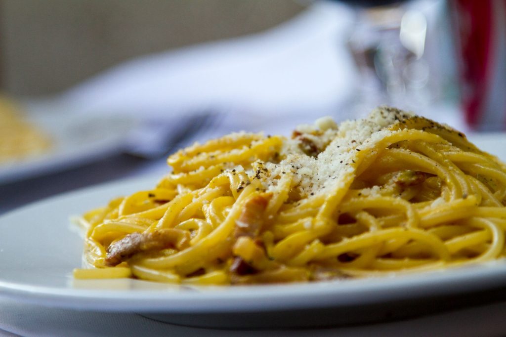 Havregrynsbøffer med urter og pasta