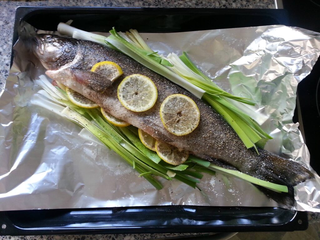 Hel havørred med citron og porrer, klar til ovnen
