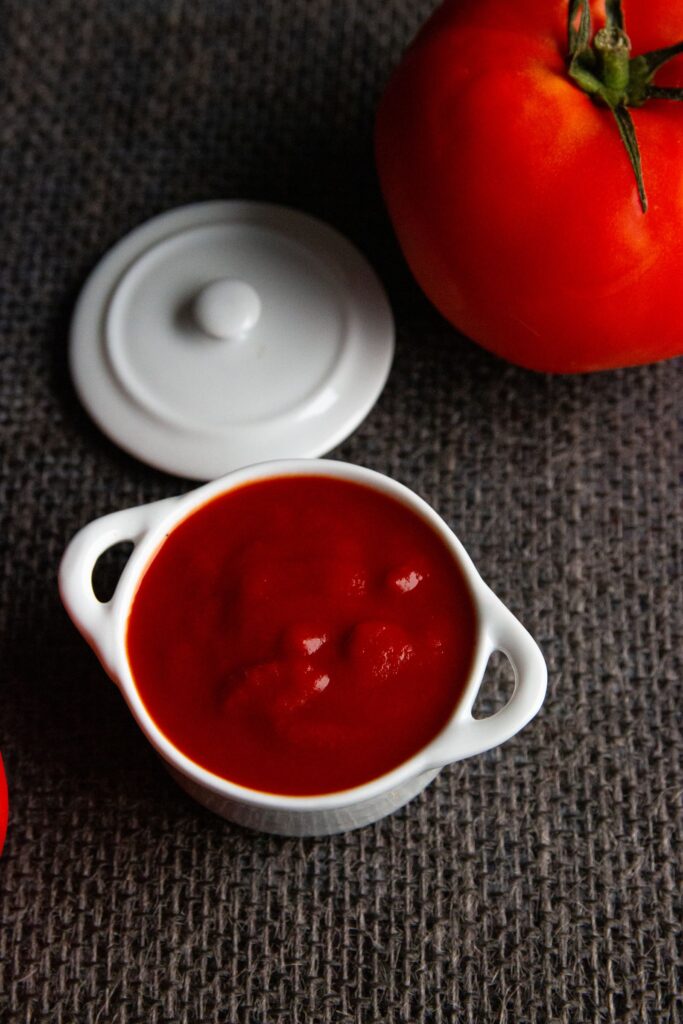 Hjemmelavet ketchup på flasker