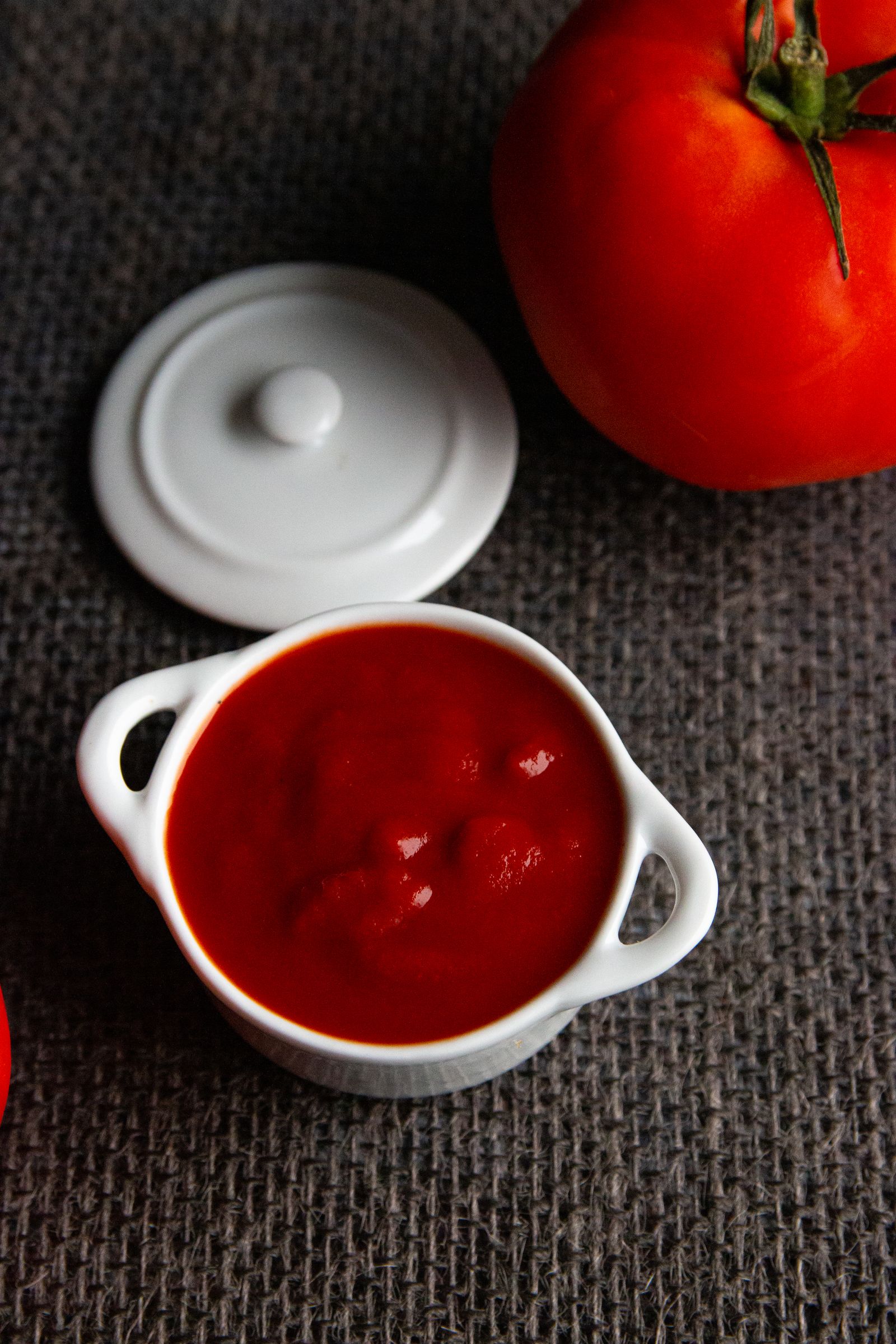 Hjemmelavet ketchup på flasker