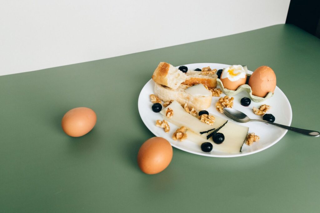 Hurtig morgenmad med æg og brød