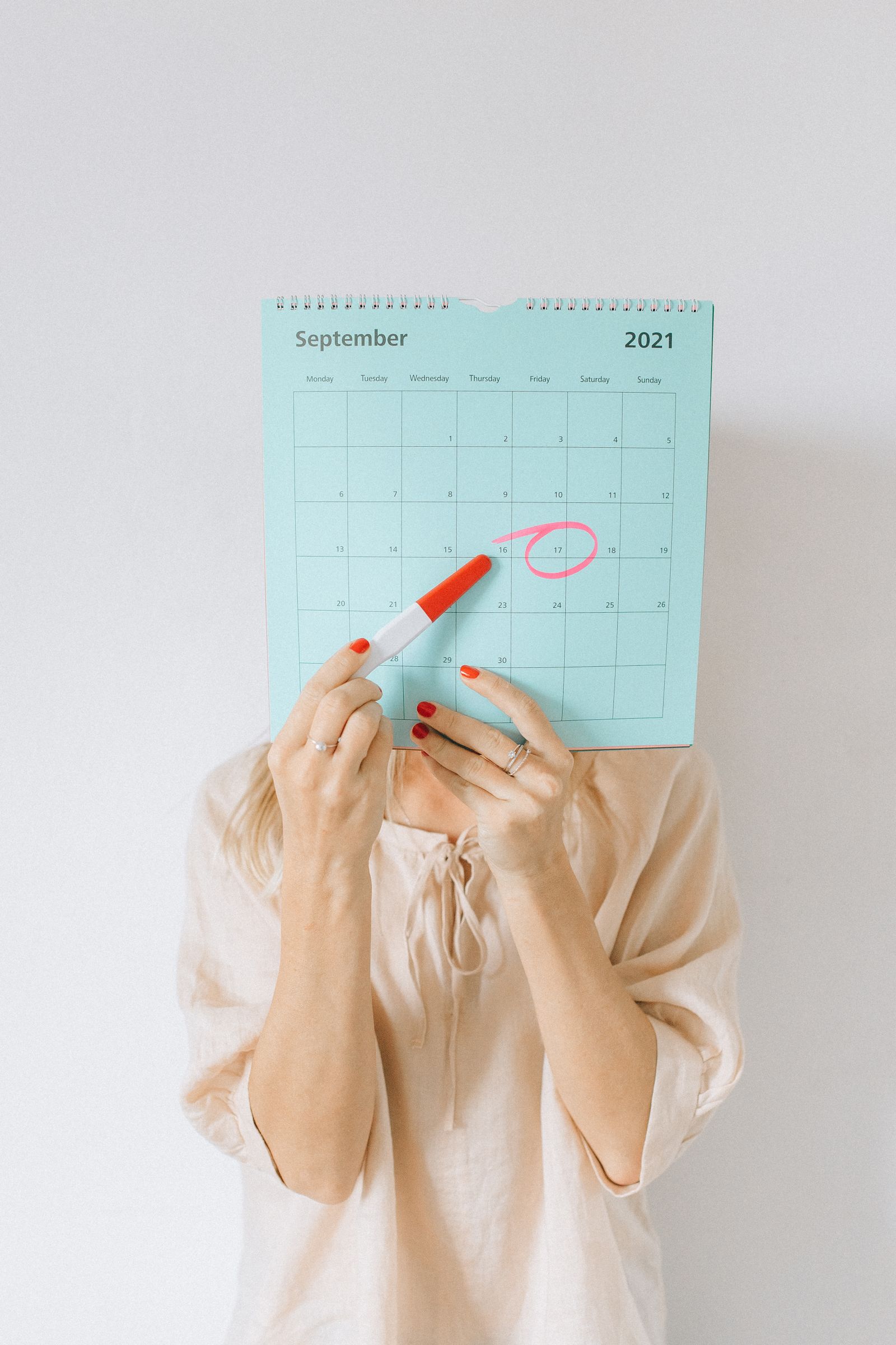 Kvinde markerer dage i kalender