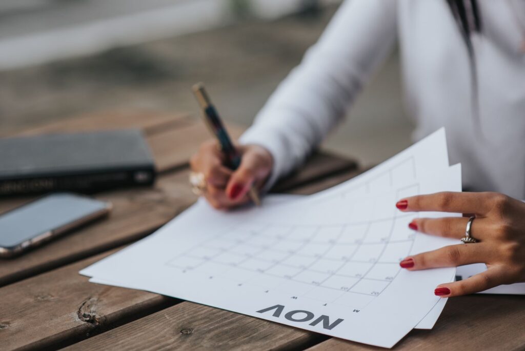 Kvinde med kalender planlægger sin måned