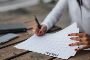 Kvinde med kalender planlægger sin måned