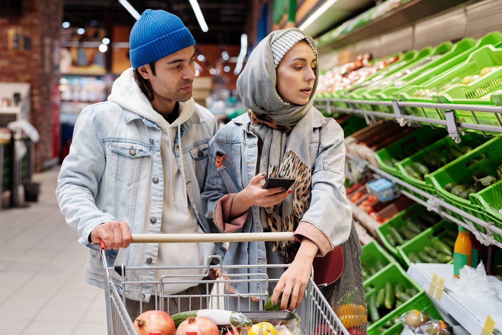 Indkøbsliste og kurv i supermarked