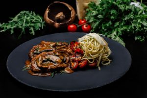 Italiensk kalveinderlår med gorgonzolasauce