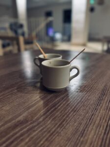 Kaffekop på træbord