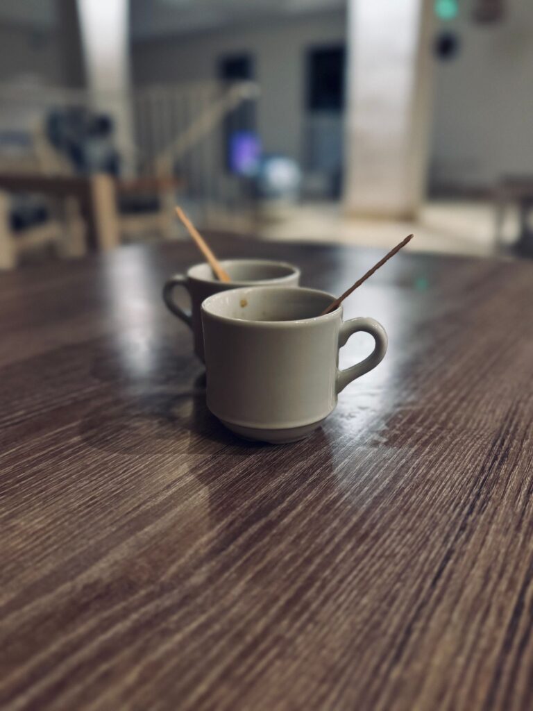 Kaffekop på træbord