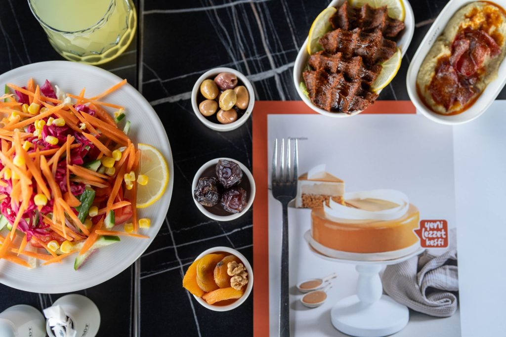 Kalkun med kikærtesalat og myntecreme
