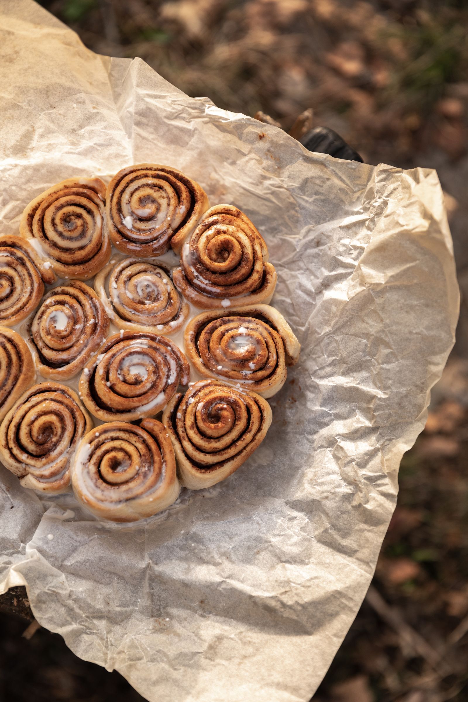 Nybagte kanelsnegle med glasur