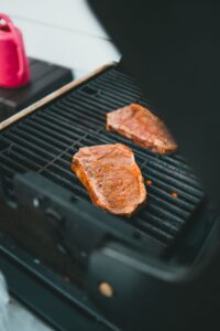 Stegetermometer i kød på grill