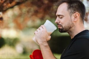 Forskellige kosttilskud og shaker på bord