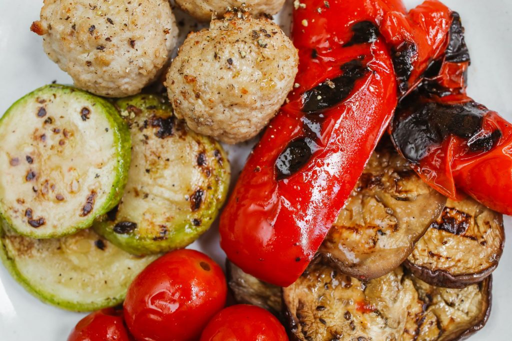 Krydderfrikadeller med peberfrugt på spyd