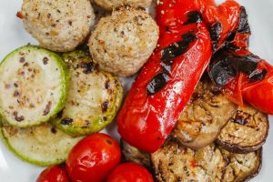 Krydderfrikadeller med peberfrugt på spyd