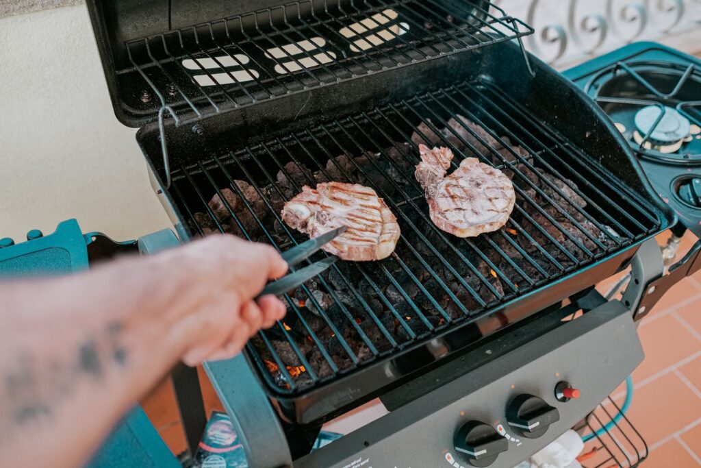 Gasgrill og kulgrill side om side