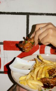 Sprøde kyllingevinger med dip