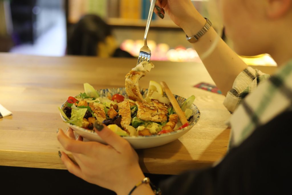 Lun salat med kyllingelever