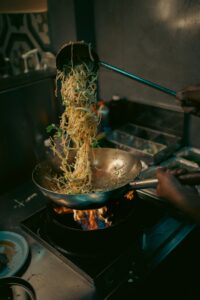 Wok med grøntsager over høj varme