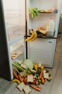 Køleskab med rester i beholdere