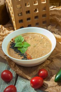 Gryde med varm suppe og grøntsager