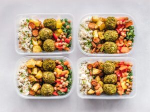 Meal prep bokse med sund mad