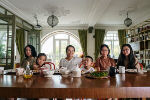 Familie samlet om aftensmaden
