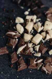 Mørk chokolade brækket i stykker