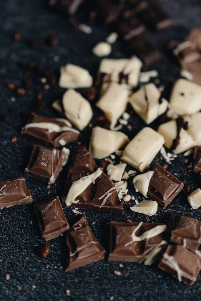 Mørk chokolade brækket i stykker