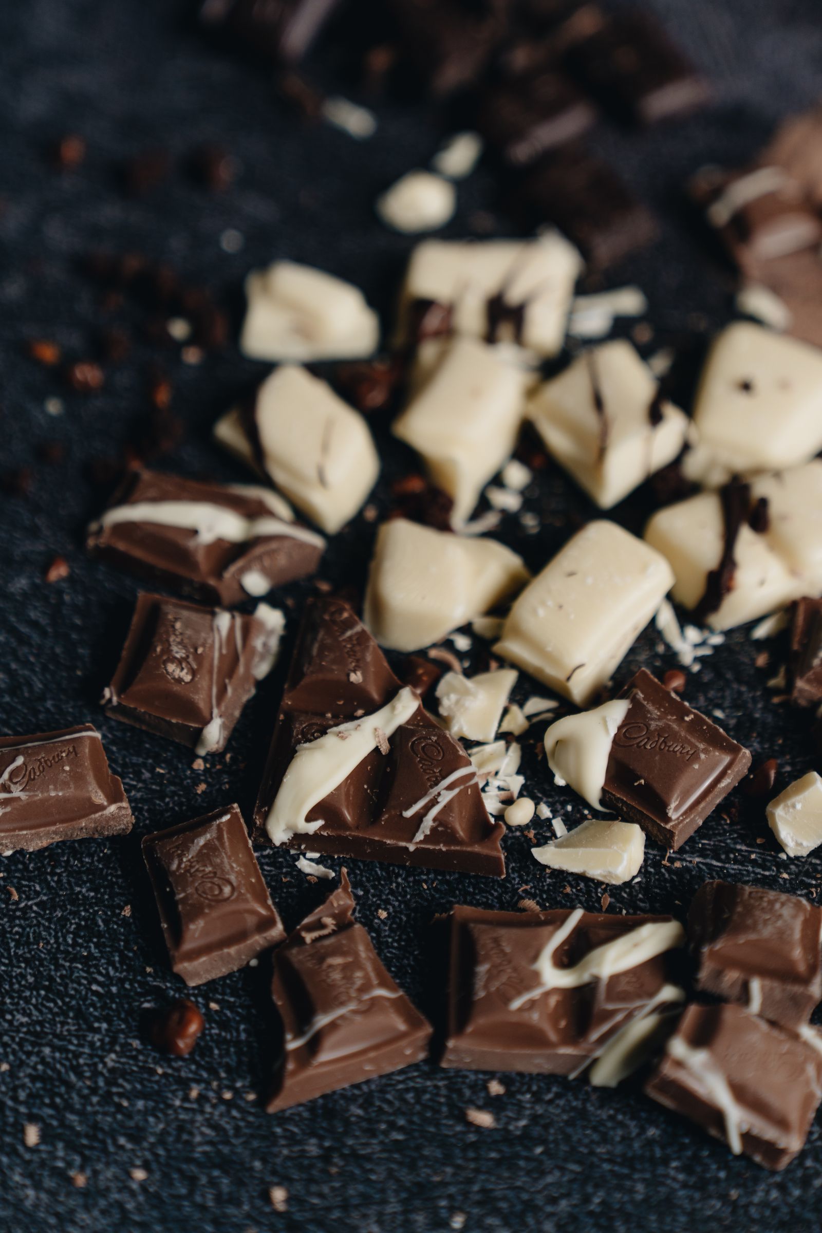 Mørk chokolade brækket i stykker