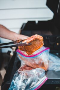Bøf i marinade med hvidløg og urter