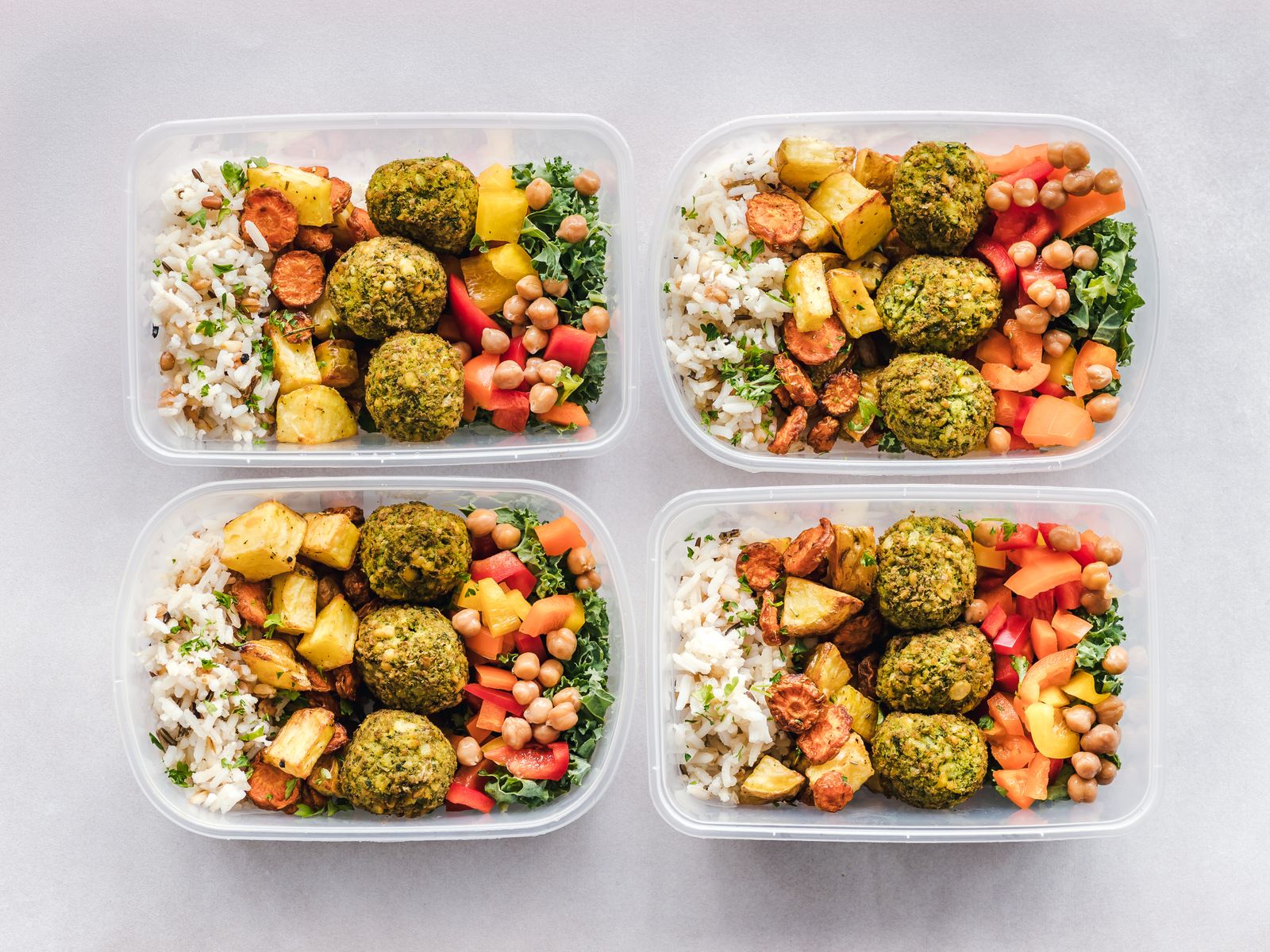 Meal prep bokse med kylling ris og grønt på række