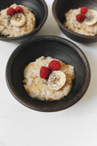 Grødskåle med frugt og kerner