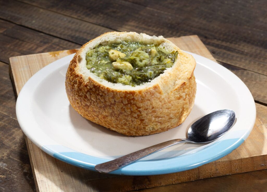 Varm suppe med brød på bord