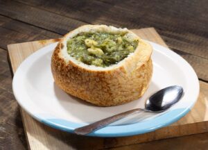 Varm suppe med brød på bord