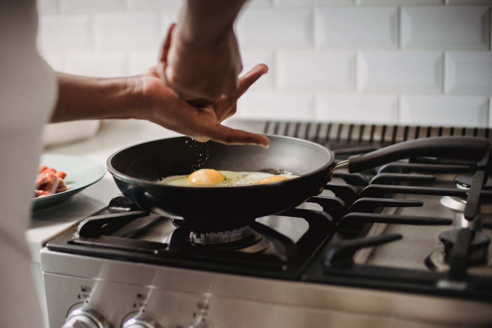 Omelet med fyld foldes på pande