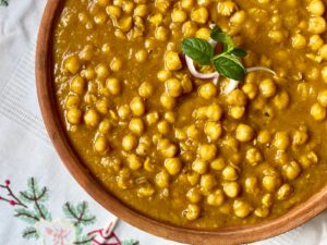 Kikærtecurry med ris i skål