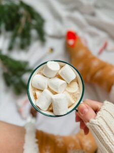 Varm kakao i kop med kakaopulver