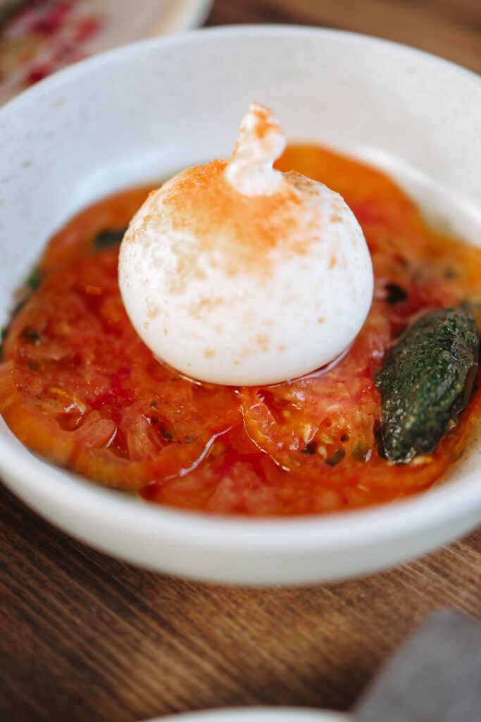 Frisk mozzarella og oste på bord