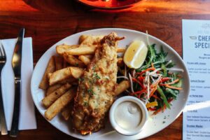 Sprøde panerede fiskefileter med citron