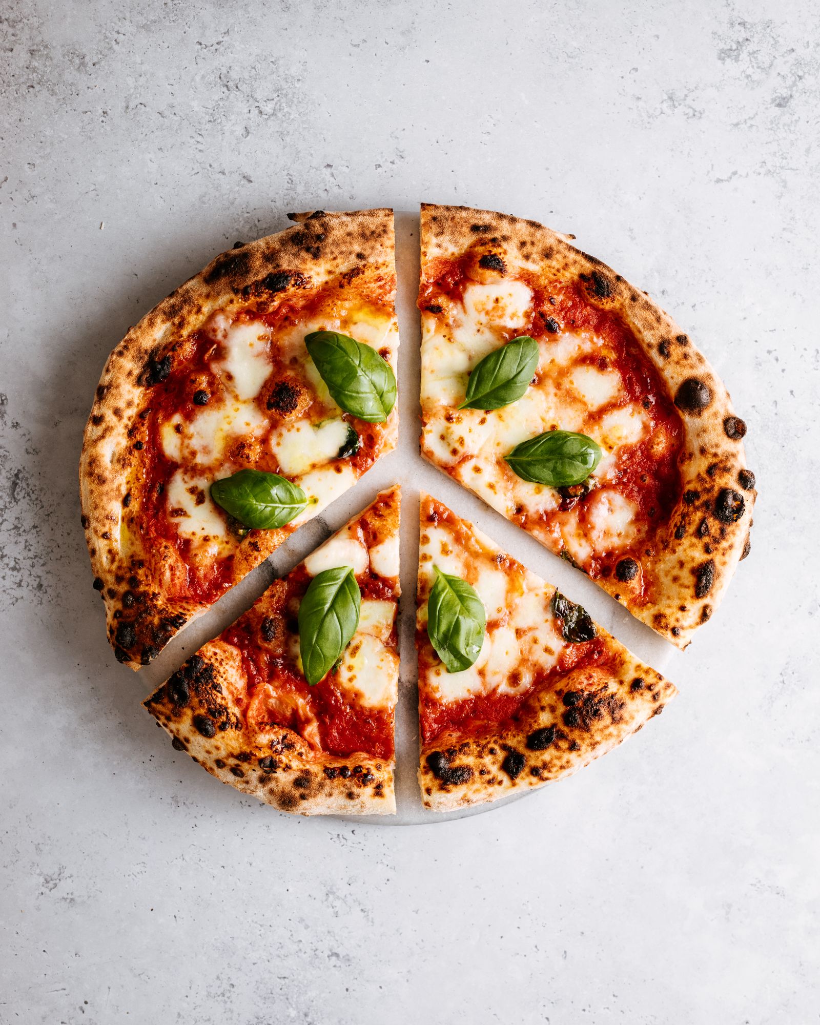 Pladepizza skåret i firkanter