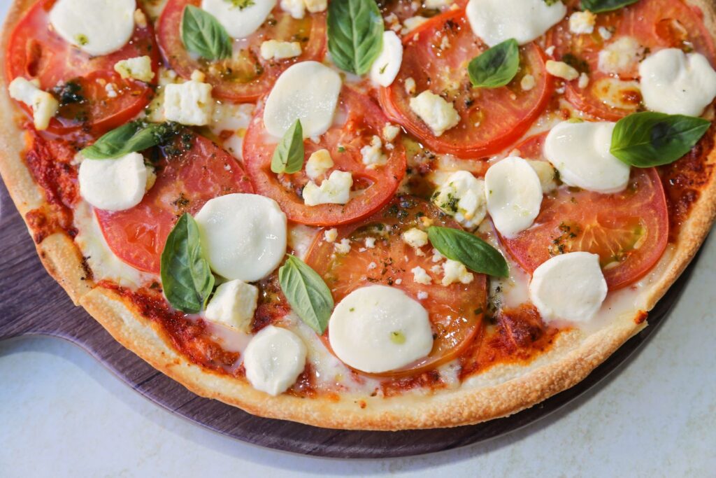 Hvid pizza med ost og rosmarin