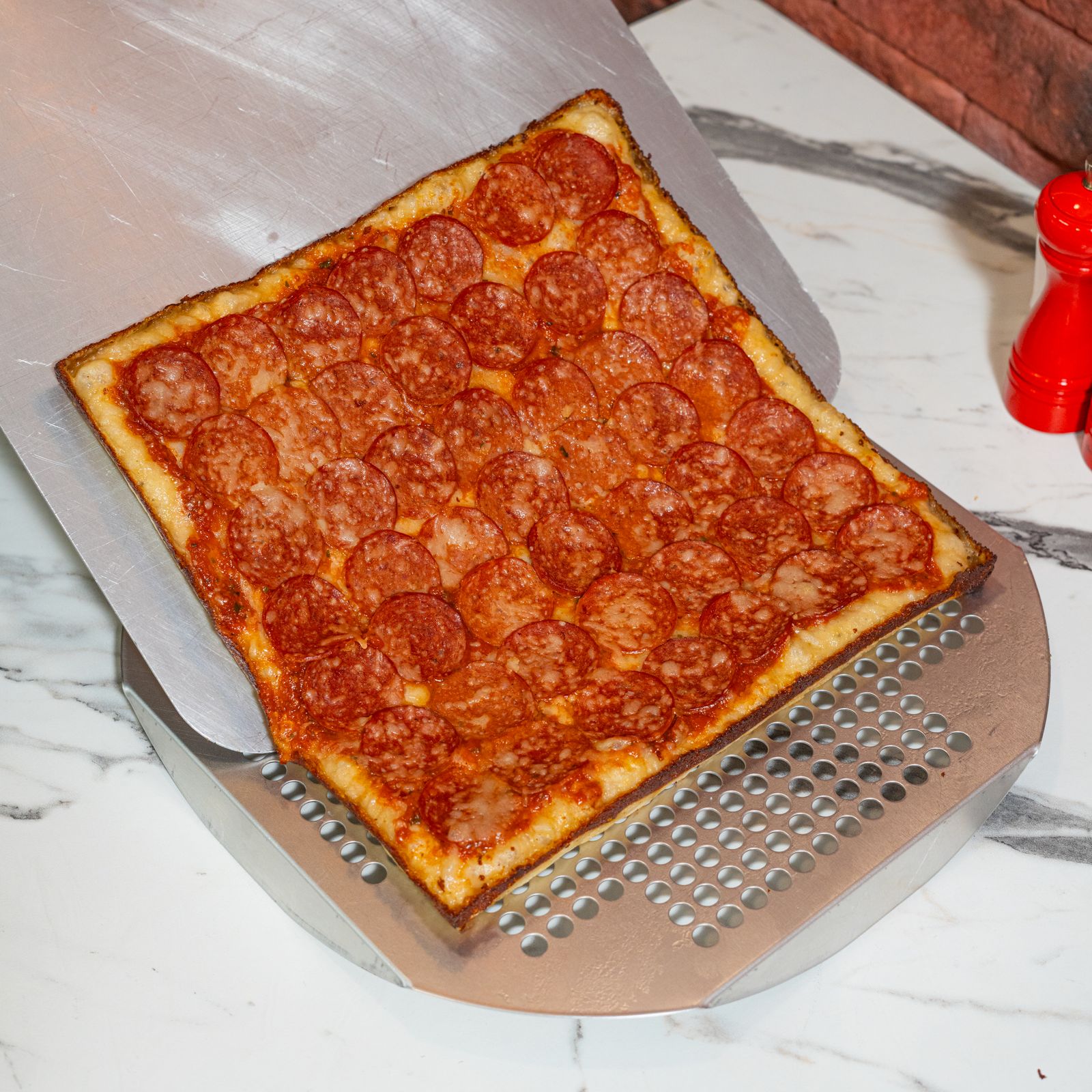 Pizza med skinke og ananas