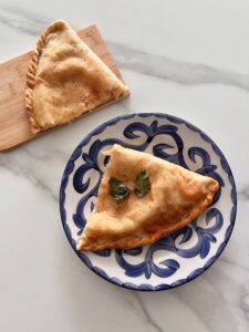 Pizza med tynde kartoffelskiver og rosmarin