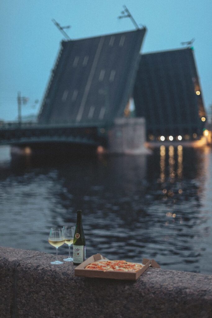 Pizza og glas rødvin på bord