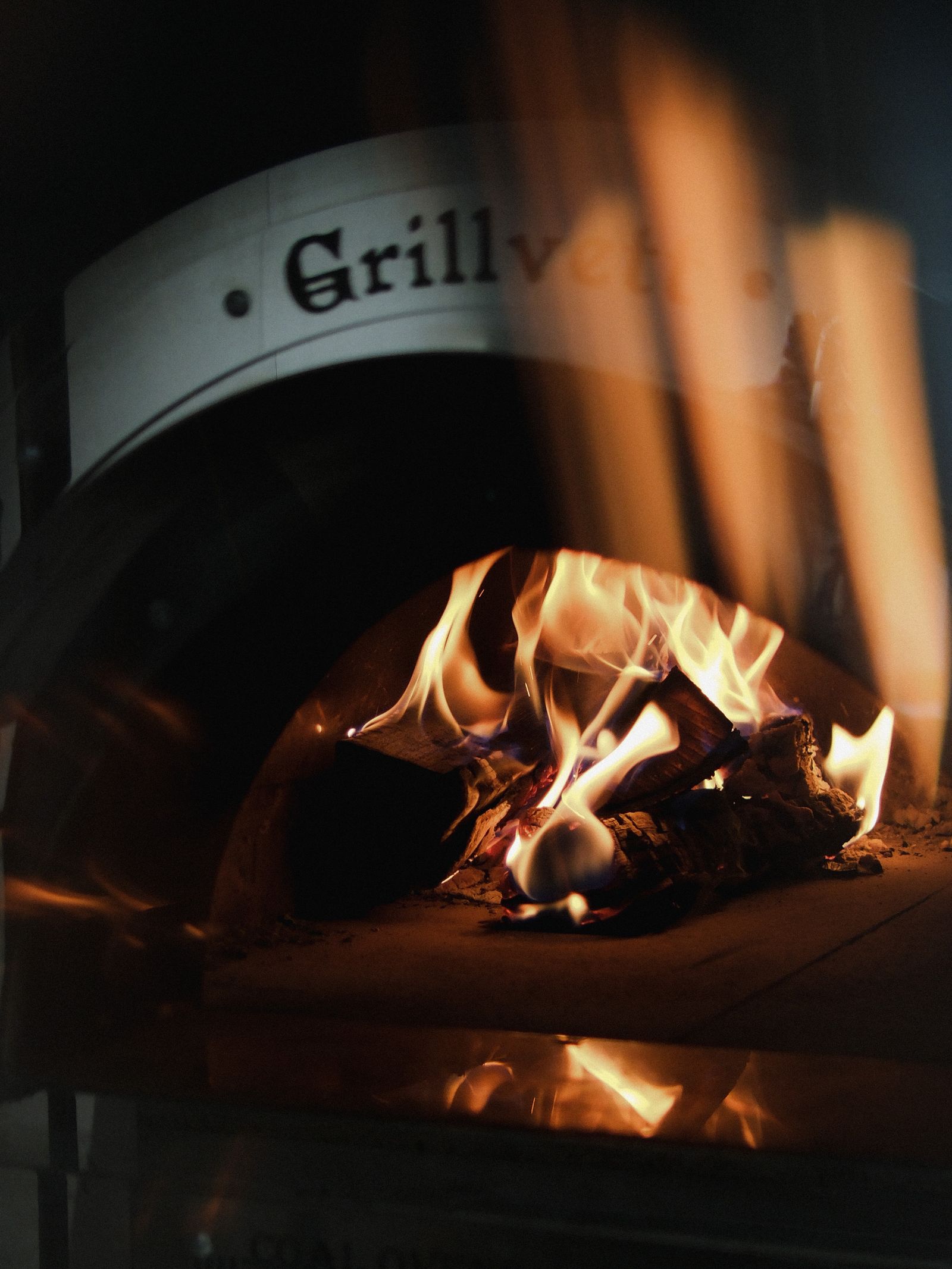 Pizza bages på grill udenfor