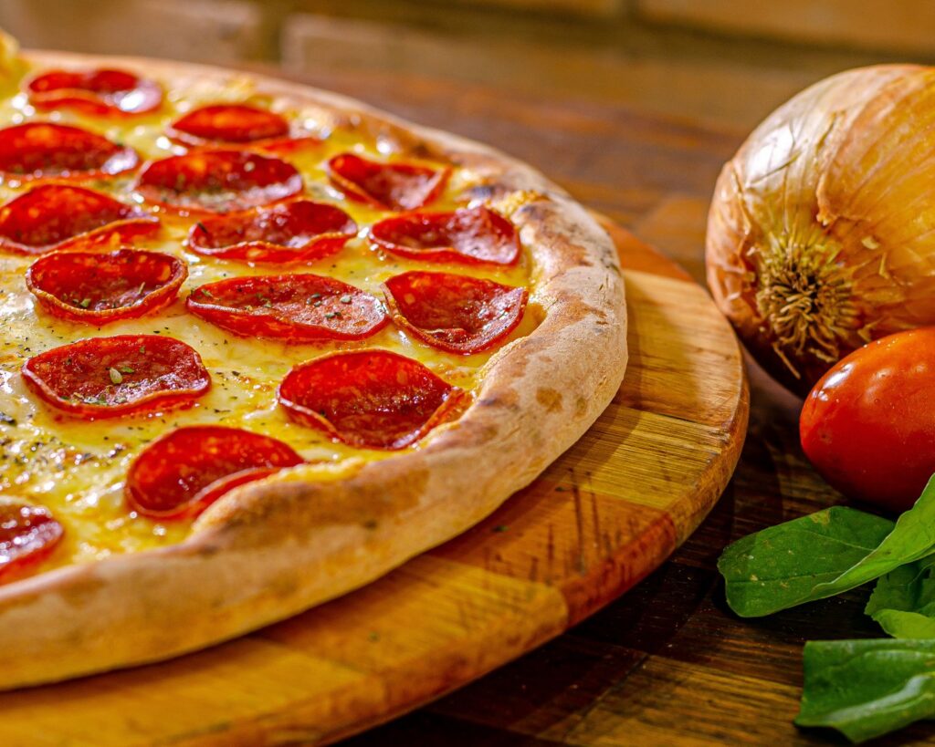 Pepperonipizza med sprøde salamiskåle
