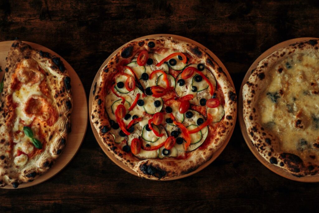 Forskellige pizzaer på bord