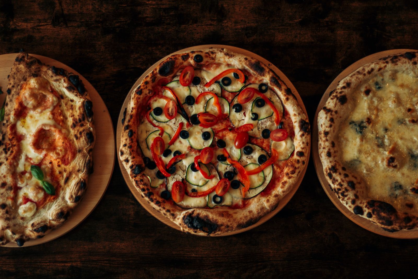 Forskellige pizzaer på bord