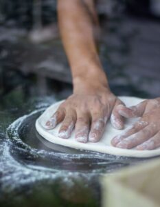 Pizza bages på sten i ovn