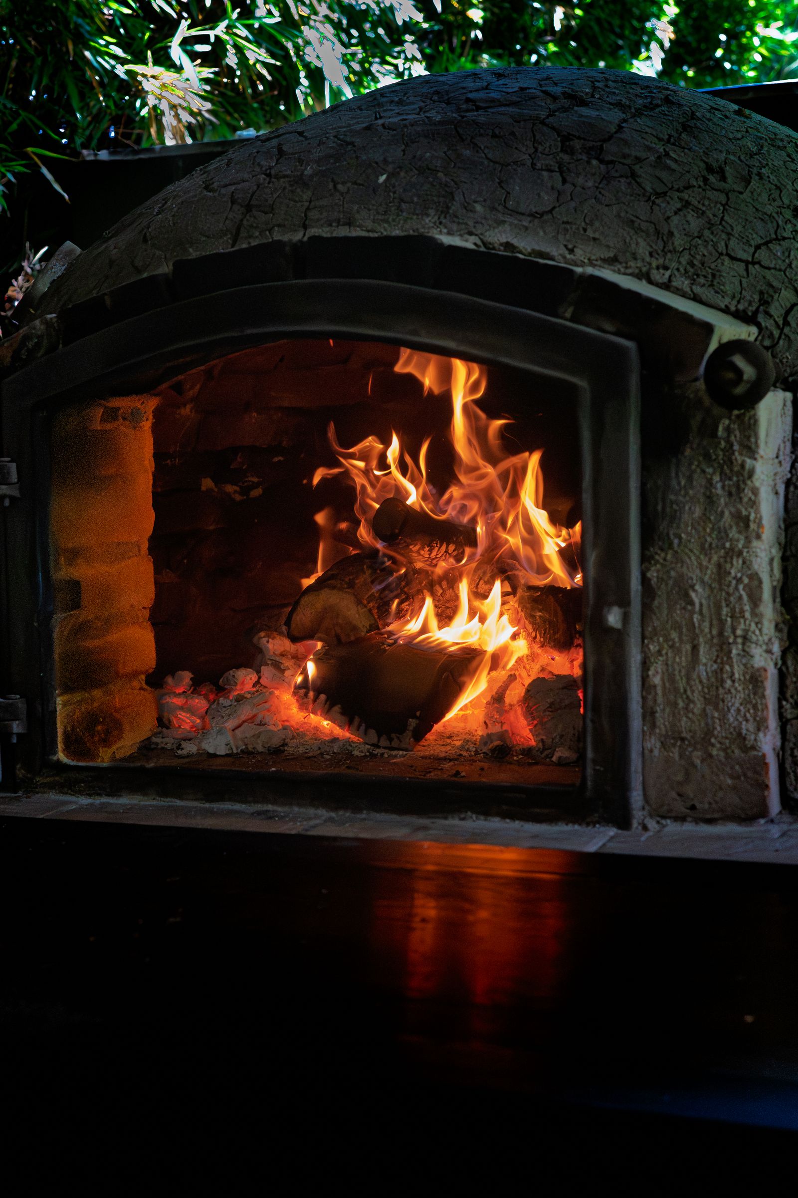 Pizza bages i udendørs pizzaovn